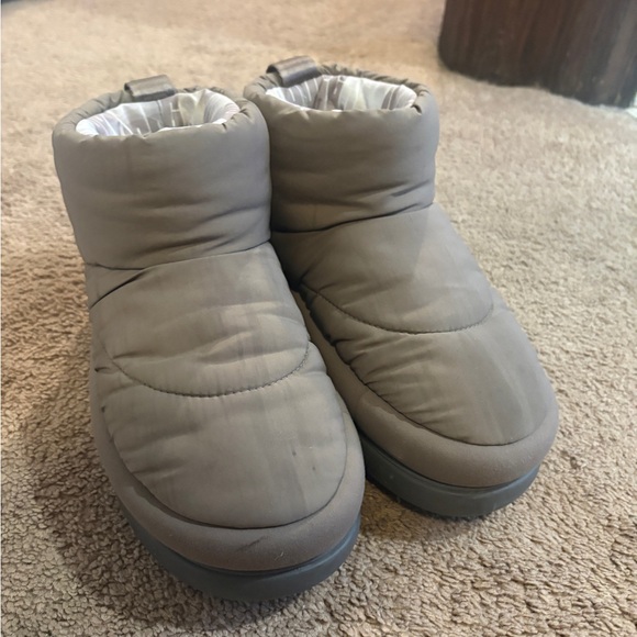 UGG Boot - Picture 2 of 5